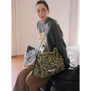 Geantă de umăr cu o singură curea, deschidere la partea superioară, material scuba, formă orizontală dreptunghiulară, buzunar pentru telefon și documente