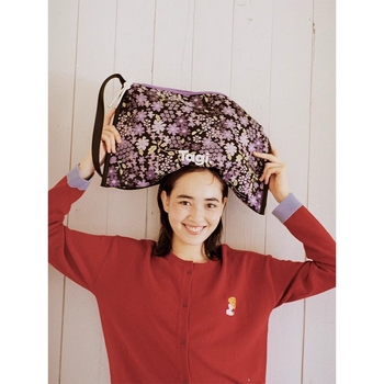 Geantă de umăr cu o singură curea, deschidere la partea superioară, material scuba, formă orizontală dreptunghiulară, buzunar pentru telefon și documente