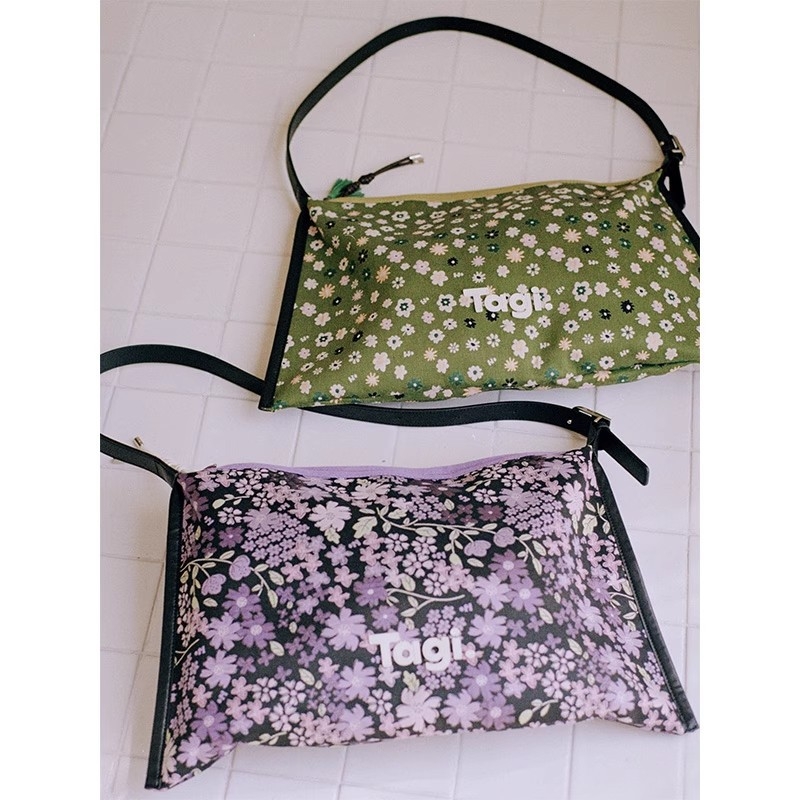 Geantă de umăr cu o singură curea, deschidere la partea superioară, material scuba, formă orizontală dreptunghiulară, buzunar pentru telefon și documente