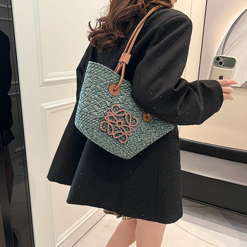 Geantă Tote din paie, formă coș, deschidere deschisă, buzunar interior cu fermoar, Primăvara 2025