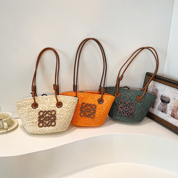 Geantă Tote din paie, formă coș, deschidere deschisă, buzunar interior cu fermoar, Primăvara 2025