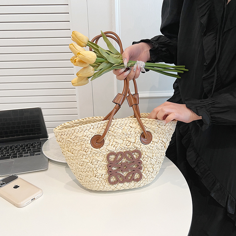 Geantă Tote din paie, formă coș, deschidere deschisă, buzunar interior cu fermoar, Primăvara 2025