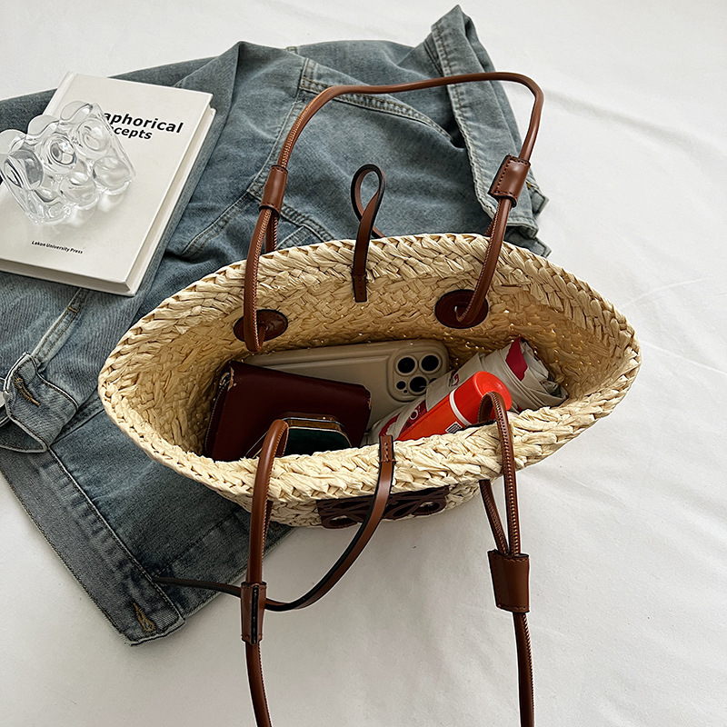 Geantă Tote din paie, formă coș, deschidere deschisă, buzunar interior cu fermoar, Primăvara 2025