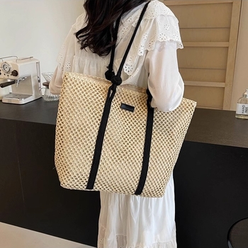 Ženska slamnata pletena tote torba – gradski minimalistički stil, vodoravni kvadratni oblik, zatvarač, podstava od poliestera, dvostruke naramenice, crossbody mogućnost