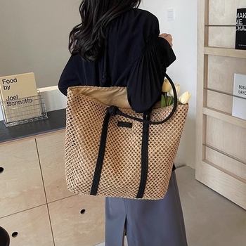 Ženska slamnata pletena tote torba – gradski minimalistički stil, vodoravni kvadratni oblik, zatvarač, podstava od poliestera, dvostruke naramenice, crossbody mogućnost