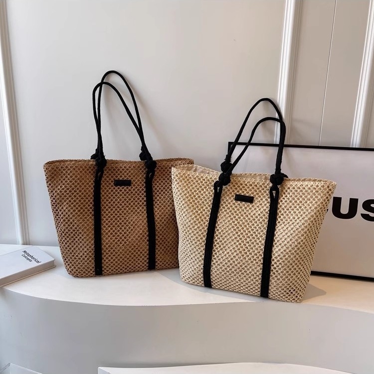 Ženska slamnata pletena tote torba – gradski minimalistički stil, vodoravni kvadratni oblik, zatvarač, podstava od poliestera, dvostruke naramenice, crossbody mogućnost
