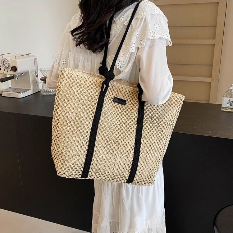 Ženska slamnata pletena tote torba – gradski minimalistički stil, vodoravni kvadratni oblik, zatvarač, podstava od poliestera, dvostruke naramenice, crossbody mogućnost