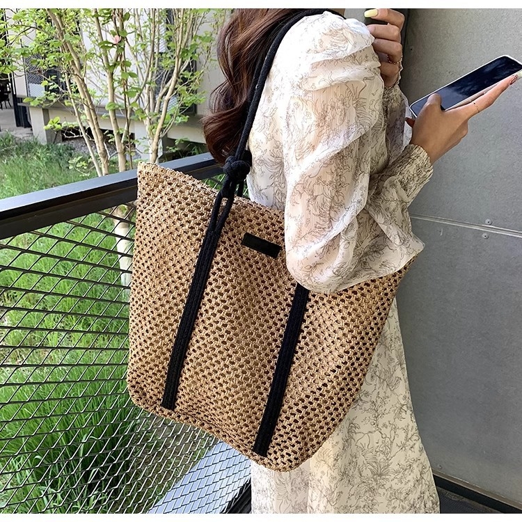 Ženska slamnata pletena tote torba – gradski minimalistički stil, vodoravni kvadratni oblik, zatvarač, podstava od poliestera, dvostruke naramenice, crossbody mogućnost