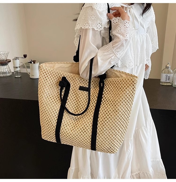 Ženska slamnata pletena tote torba – gradski minimalistički stil, vodoravni kvadratni oblik, zatvarač, podstava od poliestera, dvostruke naramenice, crossbody mogućnost