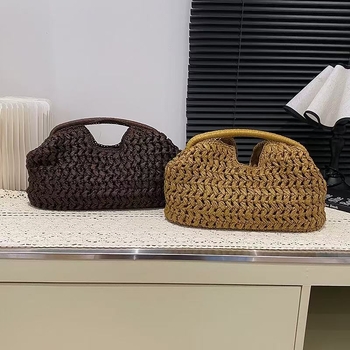 Pletena torba od papirnog užeta, školjkastog oblika, kopčanje bucklom, unutarnji džep za telefon