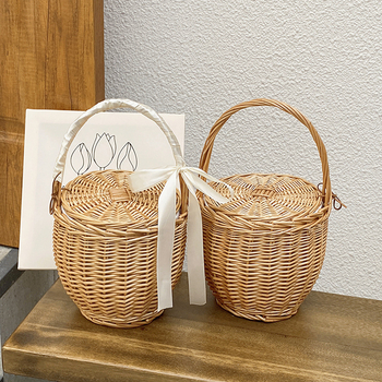 Coș din ratan, împletit manual, cu capac, în formă de găleată, căptușeală din bumbac