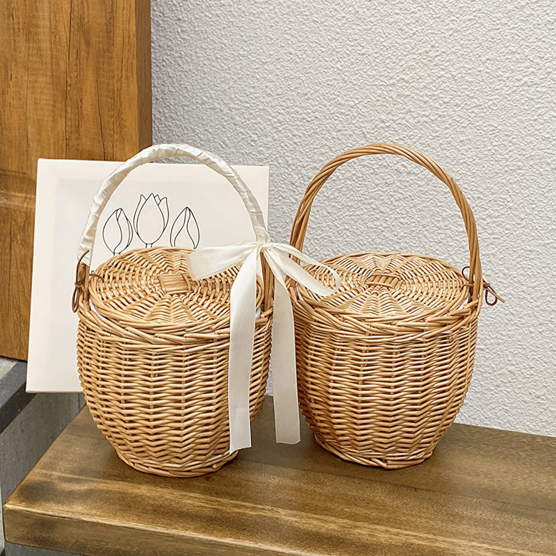 Coș din ratan, împletit manual, cu capac, în formă de găleată, căptușeală din bumbac