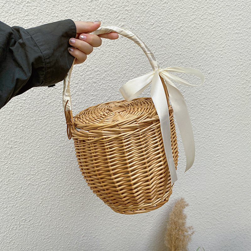 Coș din ratan, împletit manual, cu capac, în formă de găleată, căptușeală din bumbac