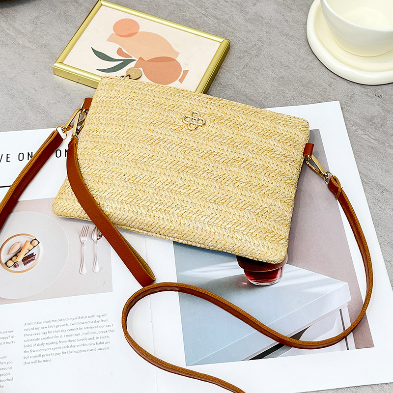 Crossbody torba od slame, pletena, horizontalni kvadratni oblik, zatvarač, poliester podstava — Ljeto 2025