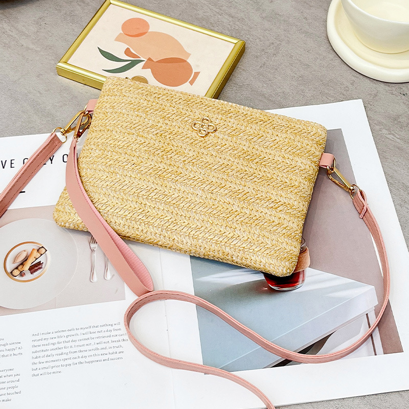 Crossbody torba od slame, pletena, horizontalni kvadratni oblik, zatvarač, poliester podstava — Ljeto 2025