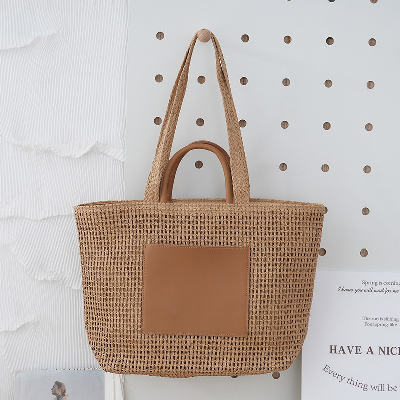Slamnata tote torba sa zatvaračem na zip, gradski minimalistički stil, vodoravni kvadratni oblik