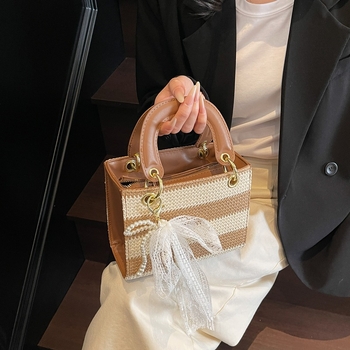 Ženska torbica od slame, bucket stil, horizontalni kvadratni oblik, crossbody torba, gradski minimalistički stil, otvoreni vrh, džep sa zatvaranjem i džep za telefon, bez podstava