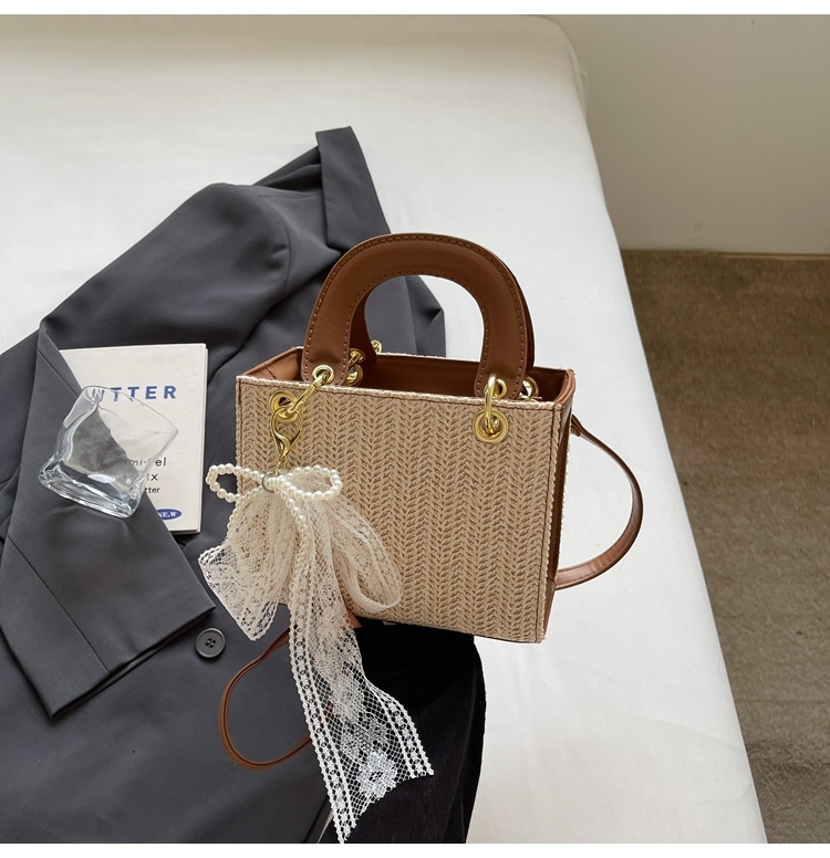 Ženska torbica od slame, bucket stil, horizontalni kvadratni oblik, crossbody torba, gradski minimalistički stil, otvoreni vrh, džep sa zatvaranjem i džep za telefon, bez podstava