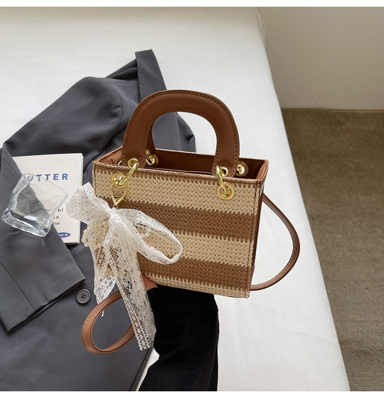 Ženska torbica od slame, bucket stil, horizontalni kvadratni oblik, crossbody torba, gradski minimalistički stil, otvoreni vrh, džep sa zatvaranjem i džep za telefon, bez podstava