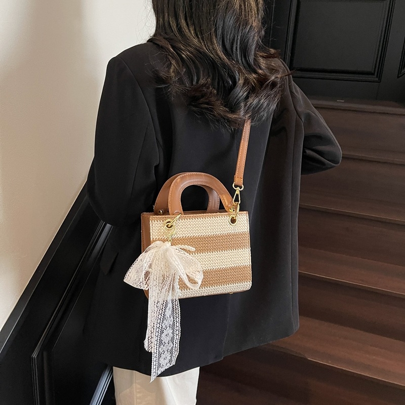 Ženska torbica od slame, bucket stil, horizontalni kvadratni oblik, crossbody torba, gradski minimalistički stil, otvoreni vrh, džep sa zatvaranjem i džep za telefon, bez podstava