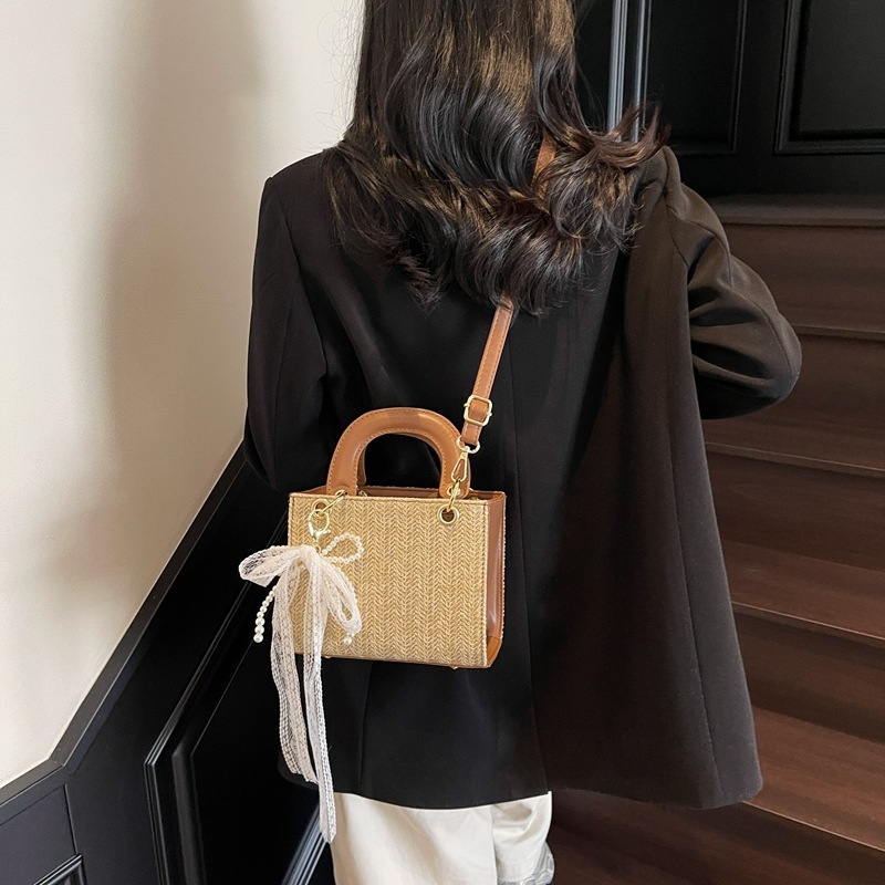 Ženska torbica od slame, bucket stil, horizontalni kvadratni oblik, crossbody torba, gradski minimalistički stil, otvoreni vrh, džep sa zatvaranjem i džep za telefon, bez podstava