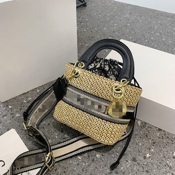 Torba od slame bucket crossbody s šnornim otvorom, vodoravan kvadratni oblik, džep na zip