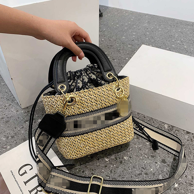 Torba od slame bucket crossbody s šnornim otvorom, vodoravan kvadratni oblik, džep na zip