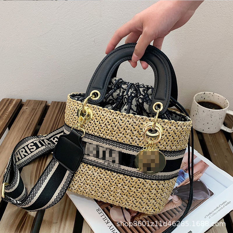 Torba od slame bucket crossbody s šnornim otvorom, vodoravan kvadratni oblik, džep na zip