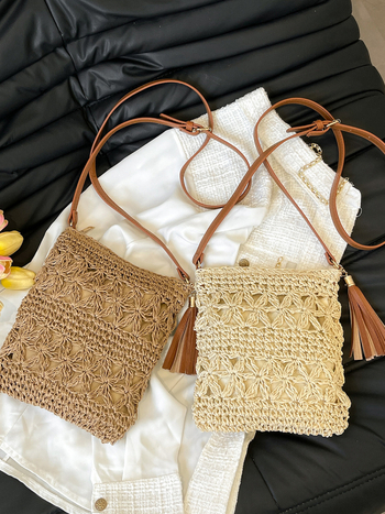 Pletena slamena crossbody torbica, sa zatvaračem, podstava od poliestera, unutarnja ID pretinac, vodoravni kvadratni oblik