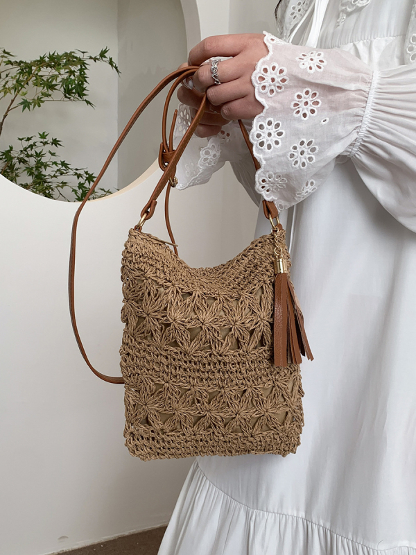 Pletena slamena crossbody torbica, sa zatvaračem, podstava od poliestera, unutarnja ID pretinac, vodoravni kvadratni oblik