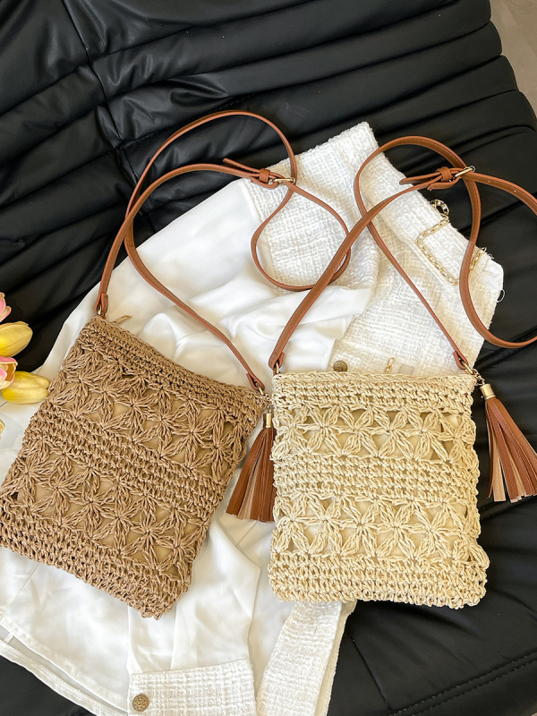 Pletena slamena crossbody torbica, sa zatvaračem, podstava od poliestera, unutarnja ID pretinac, vodoravni kvadratni oblik