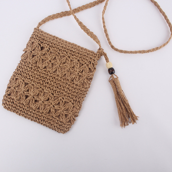 Crossbody torba od slame – ručno pletene, zatvarač, cvjetni kukičani uzorak, uspravni kvadratni oblik