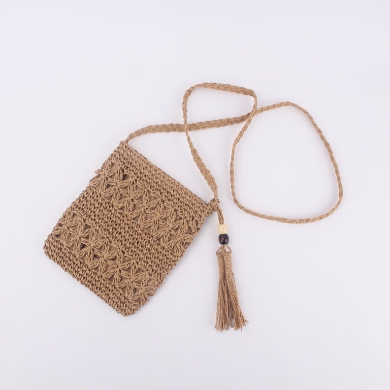 Crossbody torba od slame – ručno pletene, zatvarač, cvjetni kukičani uzorak, uspravni kvadratni oblik