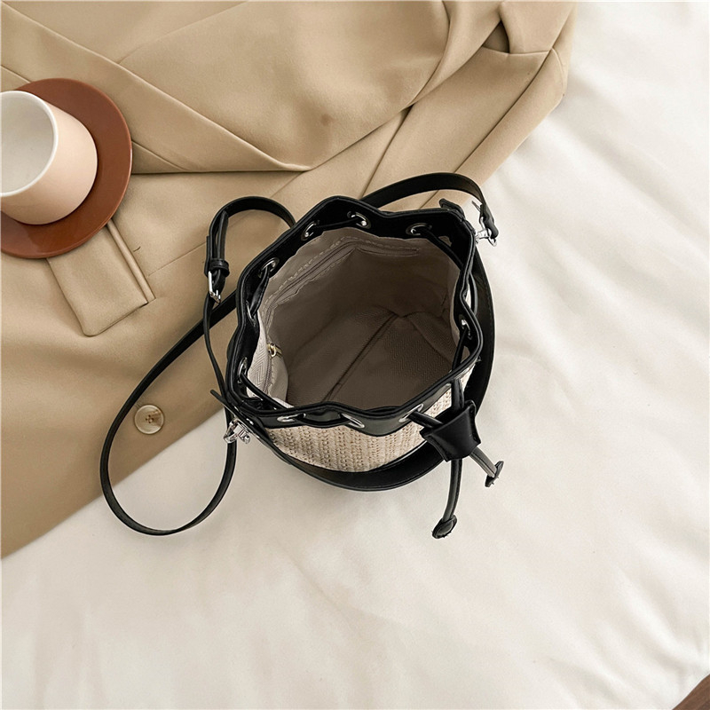 Ženska torba tip kofa 2025, novi model s vezom i privjeskom, velika kapaciteta, mekani PU koža, za rame ili crossbody
