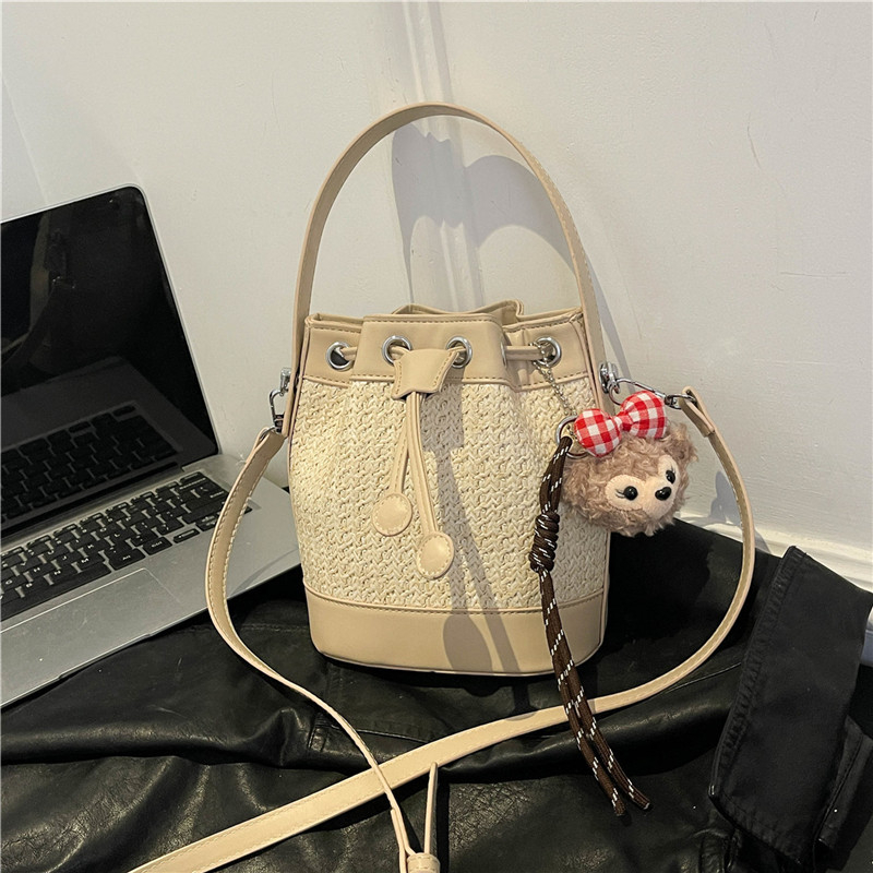 Ženska torba tip kofa 2025, novi model s vezom i privjeskom, velika kapaciteta, mekani PU koža, za rame ili crossbody