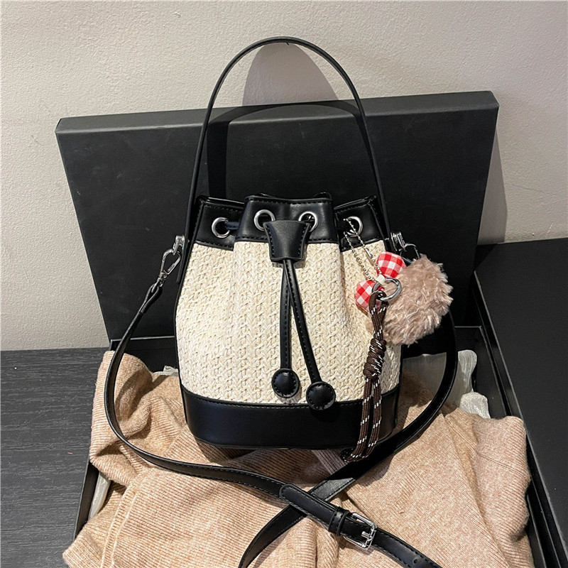 Ženska torba tip kofa 2025, novi model s vezom i privjeskom, velika kapaciteta, mekani PU koža, za rame ili crossbody