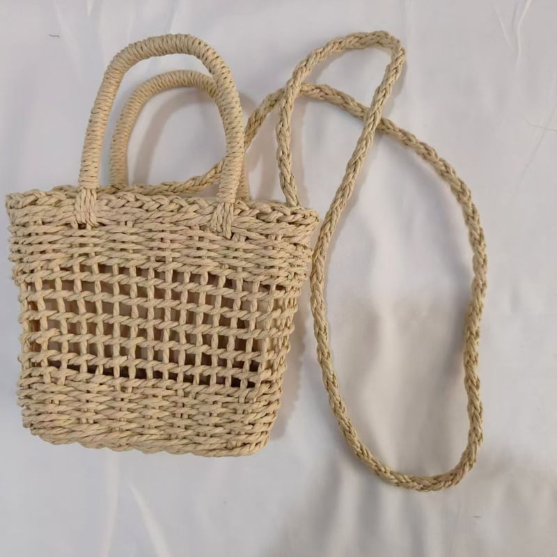 Ručna pletena slamnata crossbody torba, pravokutnog oblika, otvorena džep, bez podloge, s tri remena