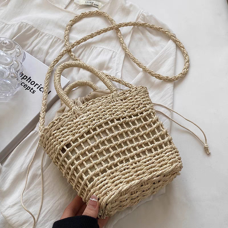 Ručna pletena slamnata crossbody torba, pravokutnog oblika, otvorena džep, bez podloge, s tri remena