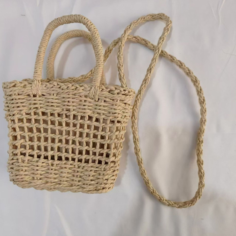 Ručna pletena slamnata crossbody torba, pravokutnog oblika, otvorena džep, bez podloge, s tri remena