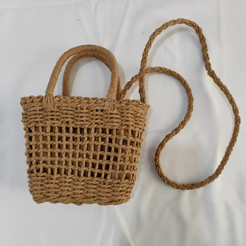 Ručna pletena slamnata crossbody torba, pravokutnog oblika, otvorena džep, bez podloge, s tri remena