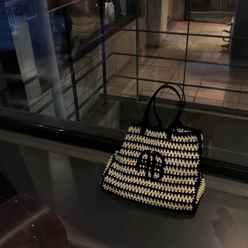 Torba od slame Tote, gradski minimalistički stil, otvoreni gornji dio, proljeće 2025