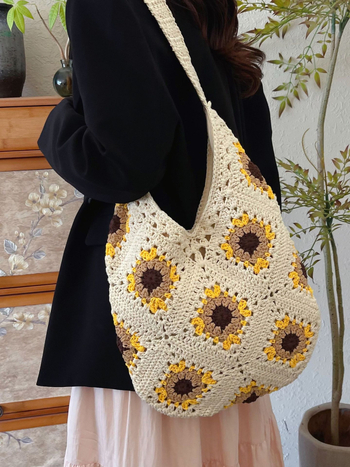 Heklana granny-square torba s cvjetnim motivom, ručno izrađena od pamuk niti, velika kapaciteta, uspravni kvadratni oblik, magnetsko zatvaranje i unutarnji džep za telefon