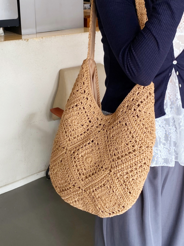 Heklana granny-square torba s cvjetnim motivom, ručno izrađena od pamuk niti, velika kapaciteta, uspravni kvadratni oblik, magnetsko zatvaranje i unutarnji džep za telefon
