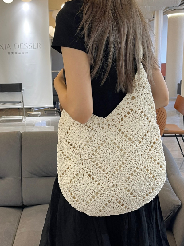 Heklana granny-square torba s cvjetnim motivom, ručno izrađena od pamuk niti, velika kapaciteta, uspravni kvadratni oblik, magnetsko zatvaranje i unutarnji džep za telefon