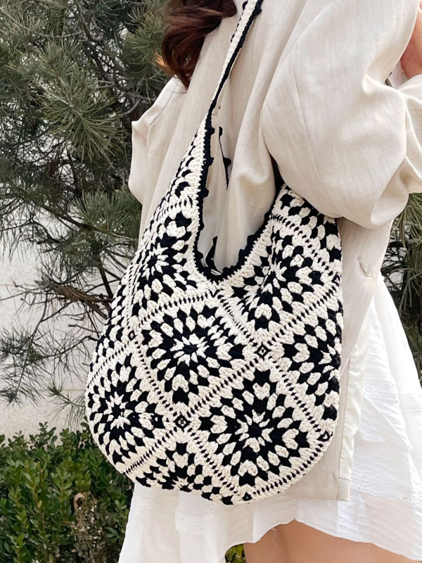 Heklana granny-square torba s cvjetnim motivom, ručno izrađena od pamuk niti, velika kapaciteta, uspravni kvadratni oblik, magnetsko zatvaranje i unutarnji džep za telefon