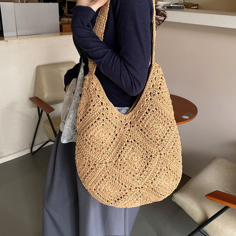 Heklana granny-square torba s cvjetnim motivom, ručno izrađena od pamuk niti, velika kapaciteta, uspravni kvadratni oblik, magnetsko zatvaranje i unutarnji džep za telefon