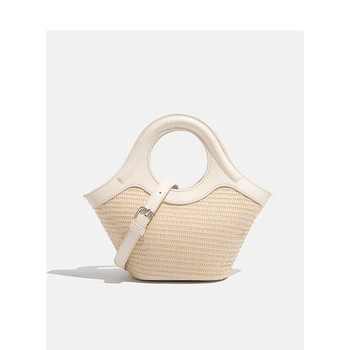 Pletena crossbody torbica od slame - ulična moda, proljeće 2024, svakodnevna uporaba