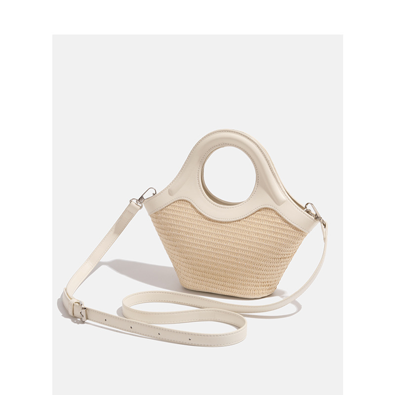 Pletena crossbody torbica od slame - ulična moda, proljeće 2024, svakodnevna uporaba