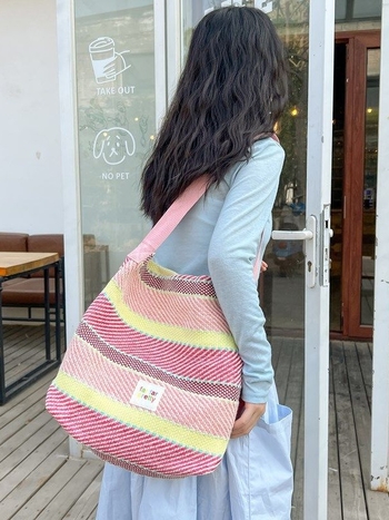 Torba od slame s bojama blokovima i prugama, rameni crossbody, cilindrični bucket stil, velik kapacitet