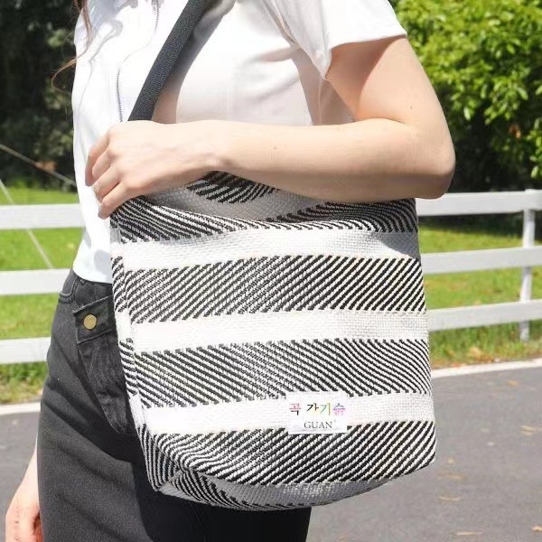 Torba od slame s bojama blokovima i prugama, rameni crossbody, cilindrični bucket stil, velik kapacitet